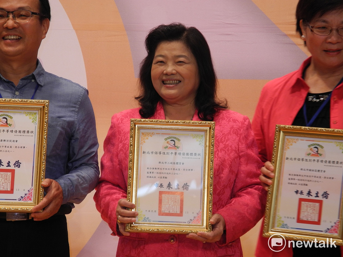 將投入明年議員選舉的前台北縣議員王明麗，以三峽區體育會理事長身分出席領獎。 圖：王峻昌/攝