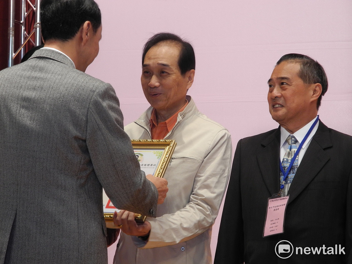 將投入明年議員選舉的前台北縣議員趙燕照（中），以新北市音樂操協會理事長身分，從朱立倫手中領取獎牌。 圖：王峻昌/攝