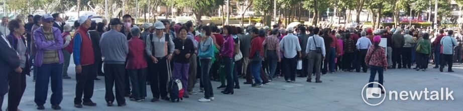 陳水扁受到扁迷熱烈歡迎，20多公尺走了10多分鐘。 圖：金名/攝影