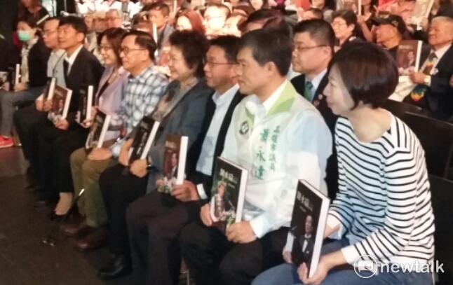 高雄市長陳菊，議長康裕成，國史館副館長何智霖等人大力推薦阿扁新書。 圖：金名/攝影