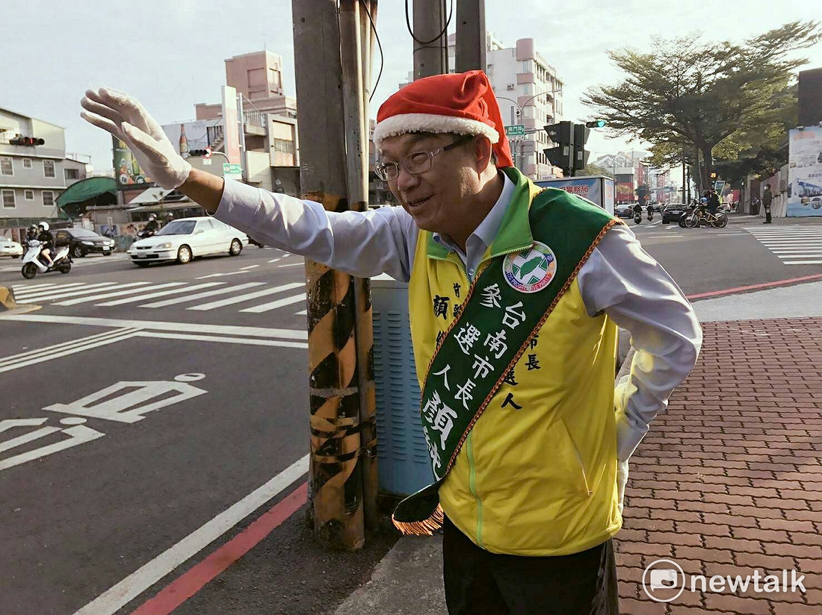 台南二中的學生認為立法院有「站神」蔣萬安等人，台南也有「站神」顏純左，遂用KUSO方式合成「台南站神─顏純左」。 圖 : 黃博郎/攝