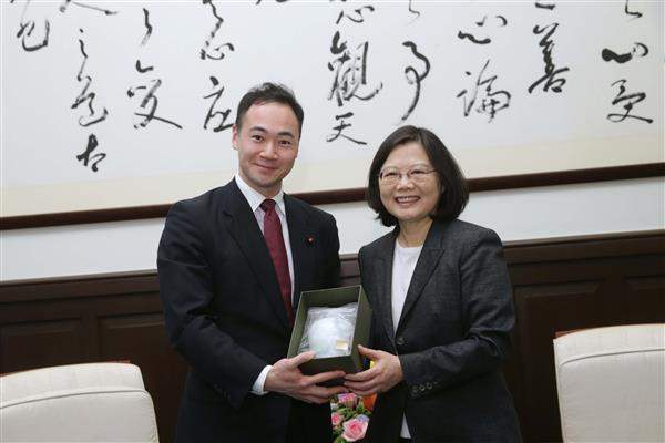 日本眾議員鈴木馨祐今天表示，自民黨內的友台組織正在研究日本版台灣關係法的可能性，預期未來2、3年內可能會有進展。 圖 : 翻攝自總統府網站