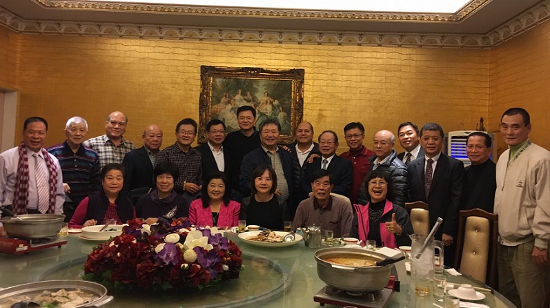 前台北縣長周錫瑋（立者左7）今天中午應邀與第15、16屆北縣議員會餐，前副縣長蔡家福（立者左6）、市議會議長蔣根煌（立者右9）、副議長陳文治（立者左3）等人與會。 圖：讀者提供