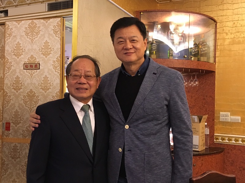 數度在前北縣長、新北市長選舉擔任國民黨首席操盤手的前市議會秘書長林新欽，今天出席餐會，被周錫瑋緊抱合影。 圖：讀者提供