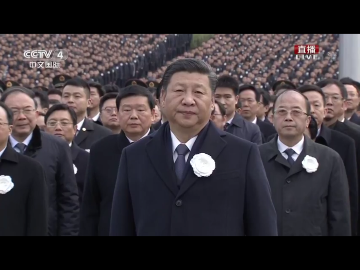 國家主席習近平出席但並未如預期發表講話。全國政協主席俞正聲致詞，中共中央宣傳部部長黃坤明主持，現場約有數千名人士參與悼念，其中包含日本在內的少數外籍人士。 圖：翻攝自Youtube