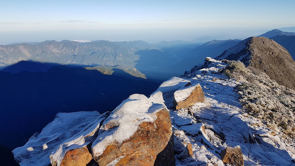 玉山國家公園提醒，由於氣溫低加上降雪，登山步道有結冰濕滑的情形，沒有相關雪地訓練技術與裝備的民眾，切勿貿然登山，以維護自身安全。 圖 : 中央氣象局 / 提供