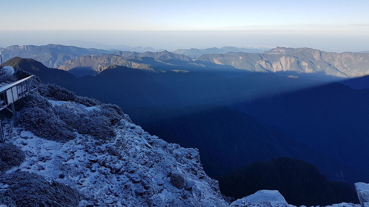 玉山染白，和向遠處的山脈有著完全不同的景致。 圖 : 中央氣象局 / 提供