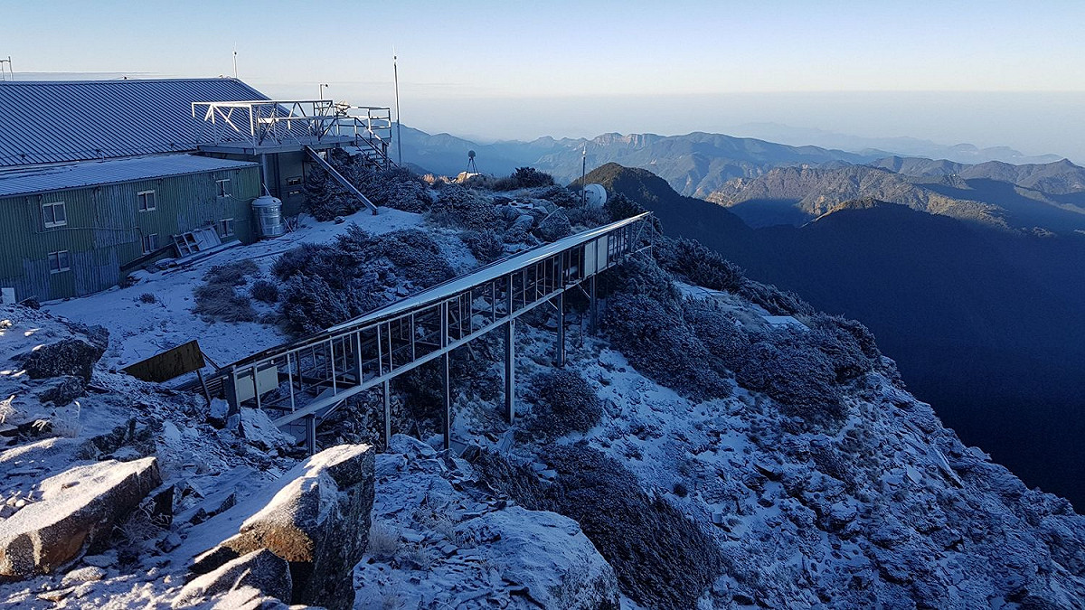 玉山北峰氣象站也被白雪覆蓋。 圖 : 中央氣象局 / 提供