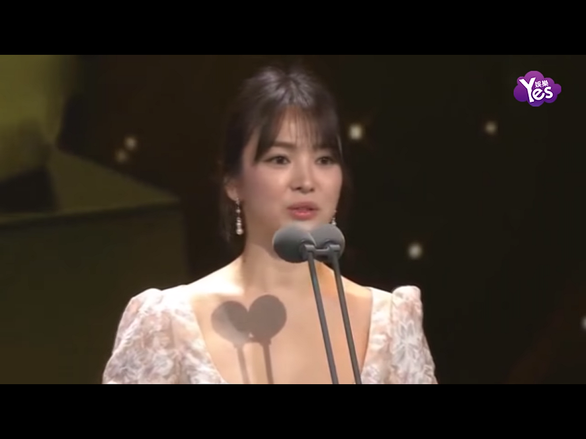 根據南韓媒體報導，在中國擁有高知名度的南韓新婚女星宋慧喬，也將出席中國國家主席習近平歡迎南韓總統文在寅的晚宴。報導認為，自從南韓部署「薩德」反飛彈系統引發反韓浪潮後，中國娛樂圈出現的「限韓令」可望逐漸解除。 圖：翻攝自Youtube