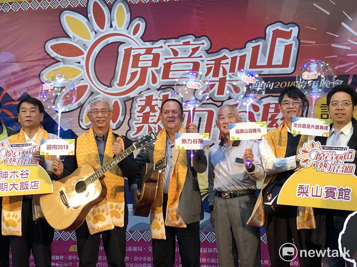 106年12月30日至107年1月1日住宿谷關溫泉區飯店的遊客，均可憑住宿發票或憑證在服務台登記個人資料，即可乘坐接駁專車前往松鶴部落，免費體驗原民手環DIY，讓遊客深入了解部落文化。 圖：王鵬宇/攝
