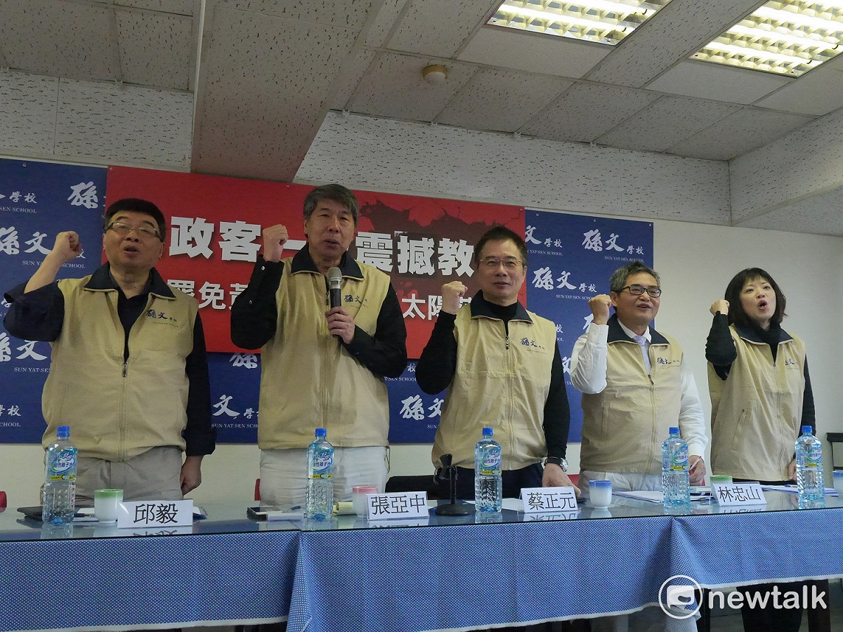 孫文學校上午舉行「給政客一次震撼教訓，罷免國昌、反思太陽花」記者會，邀請前國民黨立委、孫文學校決策委員邱毅與蔡正元、前國發院院長林忠山、藍營智庫研究員唐慧琳，受邀的國民黨文傳會前副主委毛嘉慶並未現身。 圖：趙婉淳／攝