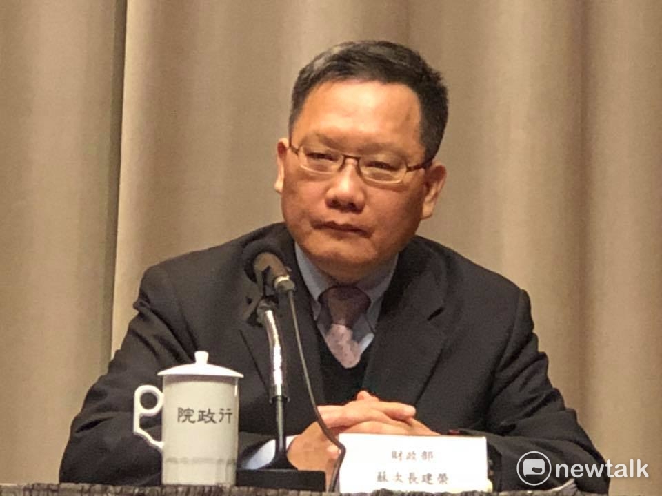 財政部今（14）天在行政院會報告「民間參與公共建設推動成果及改善建議」。圖為財政部次長蘇建榮。 圖：謝莉慧/攝