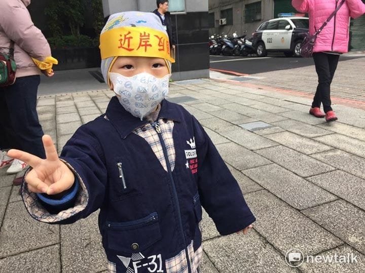 彰化西島、彰芳、福芳離岸風機發電計畫，今天（13日）進入環評大會審議，桃園市新屋區的桃新反近岸風機自救會，到場外表達主張，他們主張要離岸30公里，保育全台唯一客家漁村生態及牽罟的文化活動，得保留，因而反對目前離岸1.9公里、50米深的政策。 圖：桃新反近岸風機自救會提供