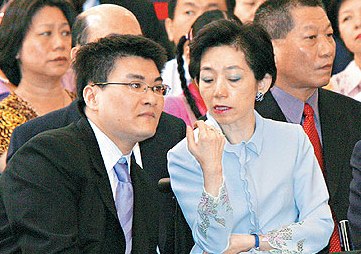 前總統夫人吳淑珍友人種村碧君在審理國務機要費案時咳嗽不已，律師也提出台大醫院診斷證明她有冠心症、心律不整問題，法院宣布此案另訂庭期。圖為吳淑珍及女婿趙建銘。 圖 : 翻攝自台灣wiki(資料照片)