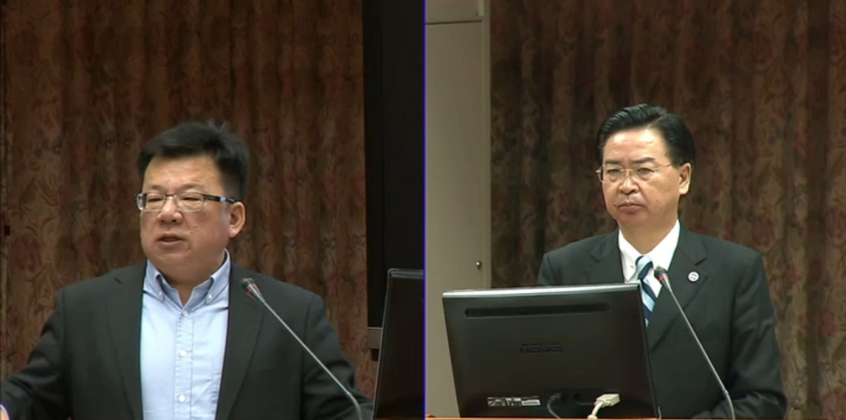 民進黨立委李俊俋今天上午質詢時問，中國在19大之後，對台灣的態度是否愈發強硬，總統府秘書長吳釗燮回應，目前下定論可能還太早。 圖：翻拍自立法院直播