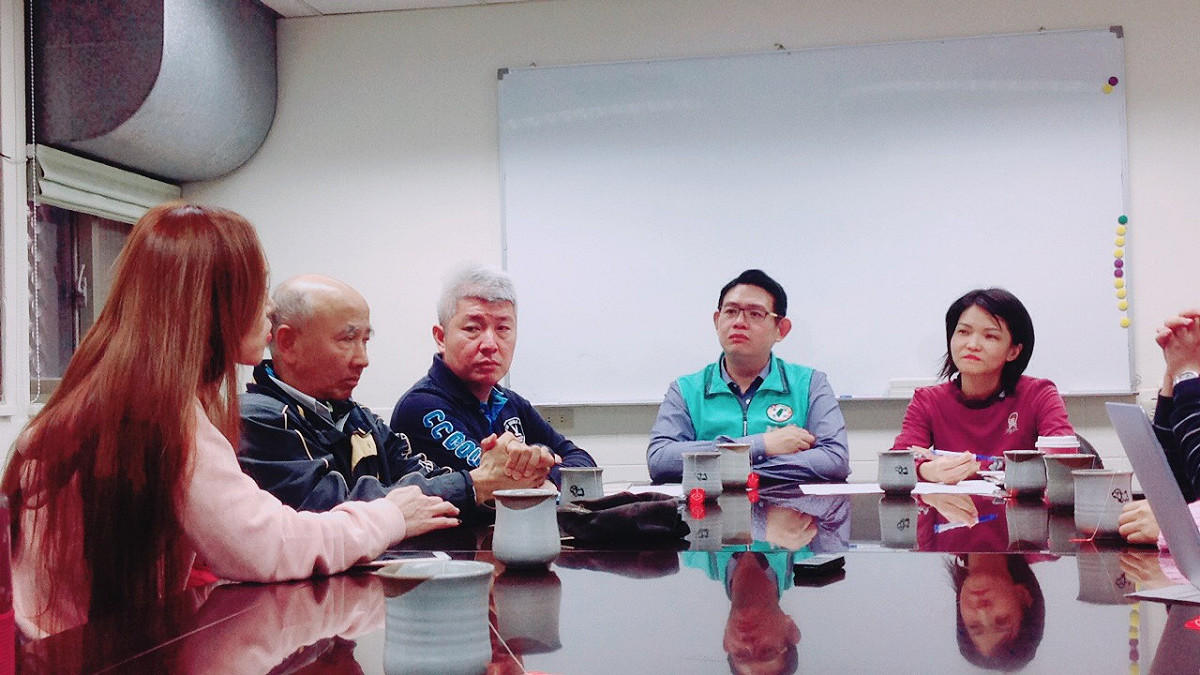 新北市議員黃俊哲 (右二)、動保團體與動保處，以公民參與方式討論如何為非法繁殖場的品種犬找到幸福的下一站。 圖 : 翻攝新北市動保處網站