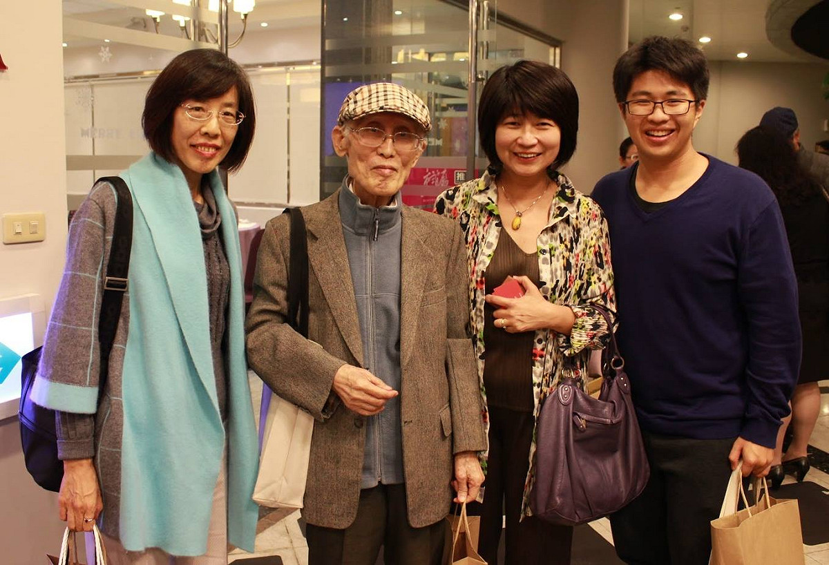 詩人、作家余光中教授（左2)，和藹親作，在高三教科書中，特別挑選了他的散文作品《我的四個假想敵》，描述他與四個女兒，以及她們的男朋友間有趣關係。 圖:黃碧端／提供
