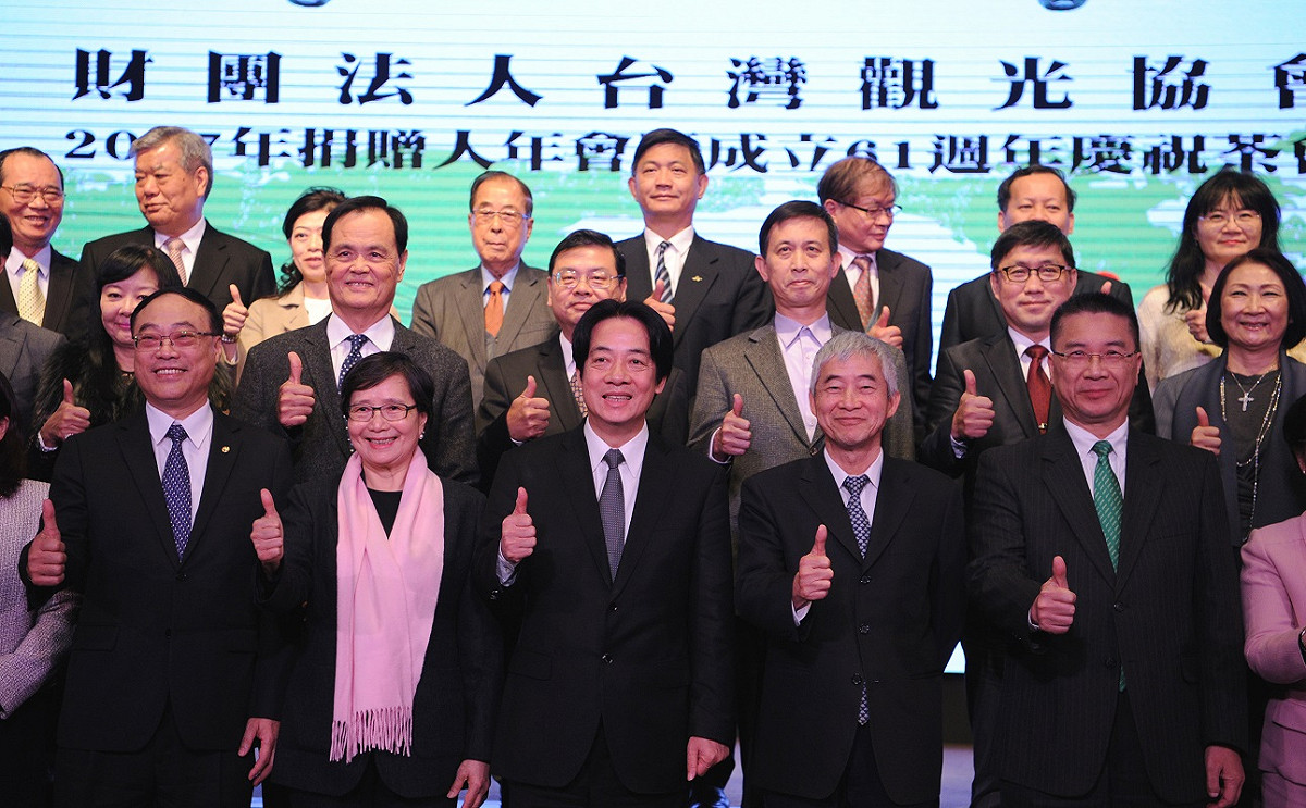 行政院長賴清德今（14）日和台灣觀光協會成員合影。 圖：行政院/提供