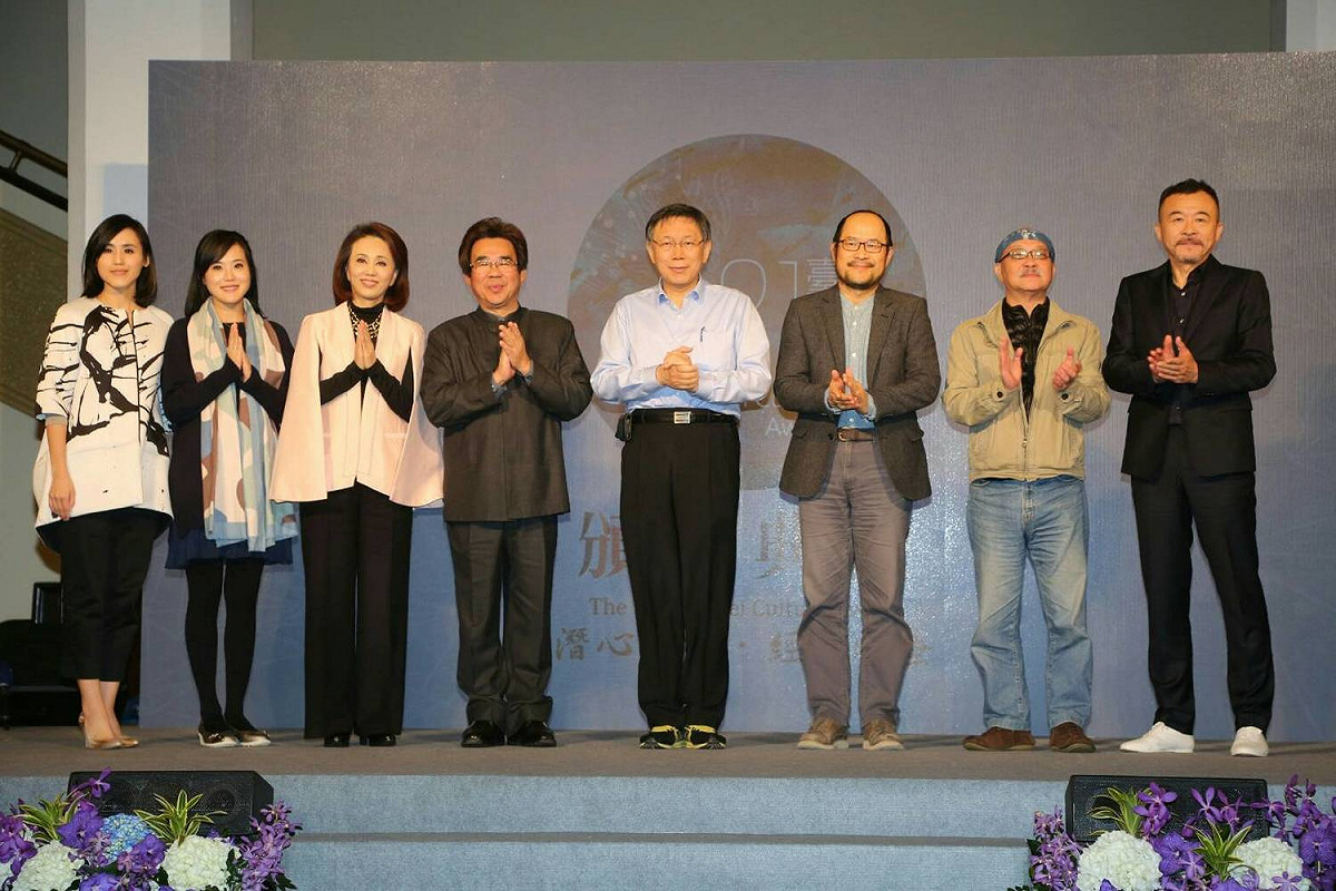 台北文化獎今晚舉行頒獎典禮，台北市長柯文哲（右4）、台北市文化局長鍾永豐（右3）、鍾喬（右2）、黃連煜（右1）、明華園戲劇總團。 圖：台北市文化局 / 提供