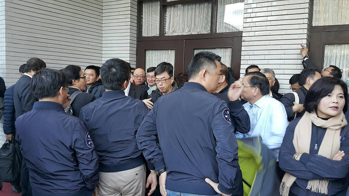 早上6點15分左右，國民黨立委也來了，7點一到，藍綠立委在議場門口爆發嚴重推擠，場面混亂。 圖：黃韋銓/攝