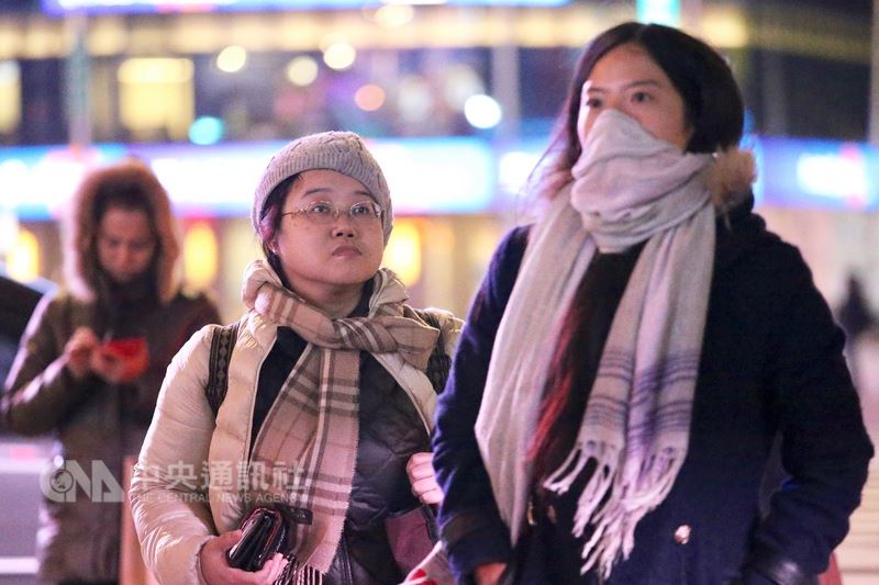 16日起冷氣團一波接一波，中央氣象局預測，17、18日中部以北低溫下探攝氏12度。 圖 : 中央社