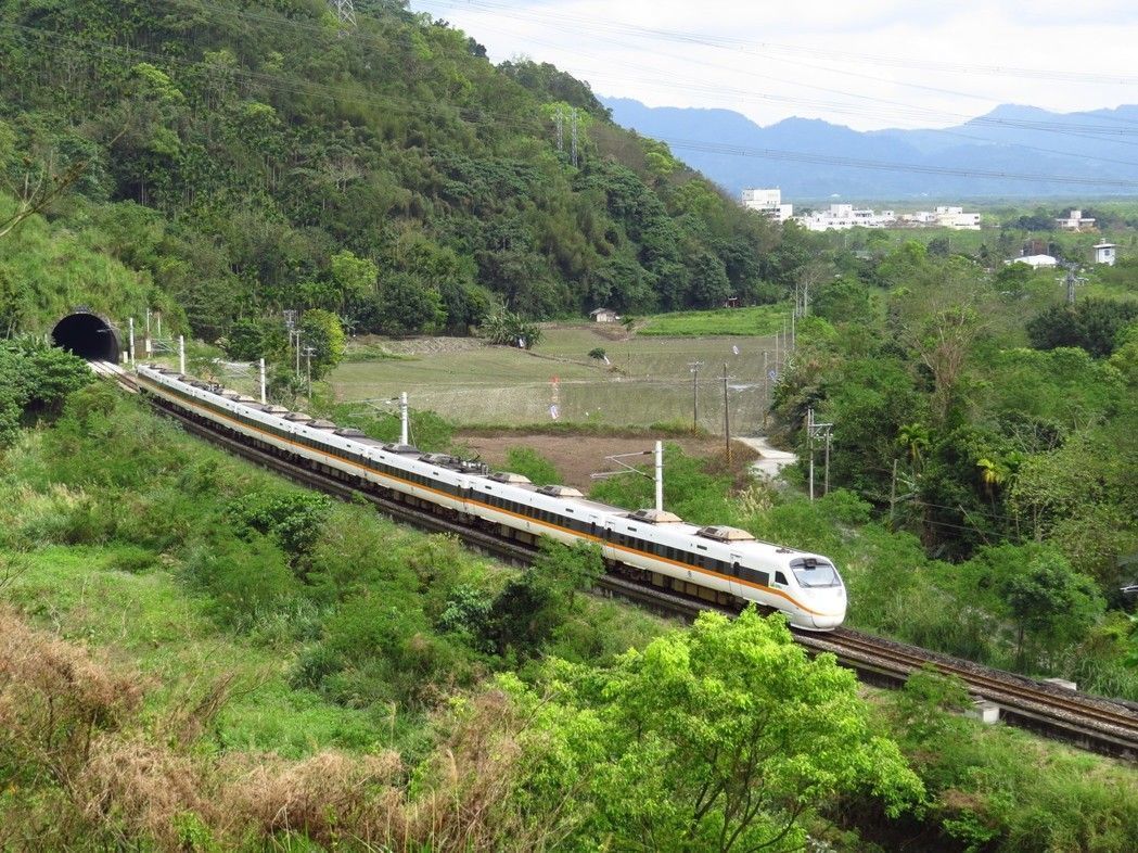 台鐵局於今(15)日零時起，開放元旦連續假期全線對號列車訂票，熱門時段的長途自強號座位皆已售完。 圖：翻攝台鐵官方網站