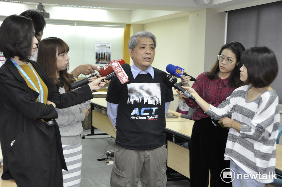 台灣健康空氣行動聯盟理事長葉光芃指出，是以公民為主體的反空污運動，也是對政府空污治理牛步的不滿！歡迎政治人物參加反空污遊行，跟人民站在一起。 圖 : 陳香蘭／攝