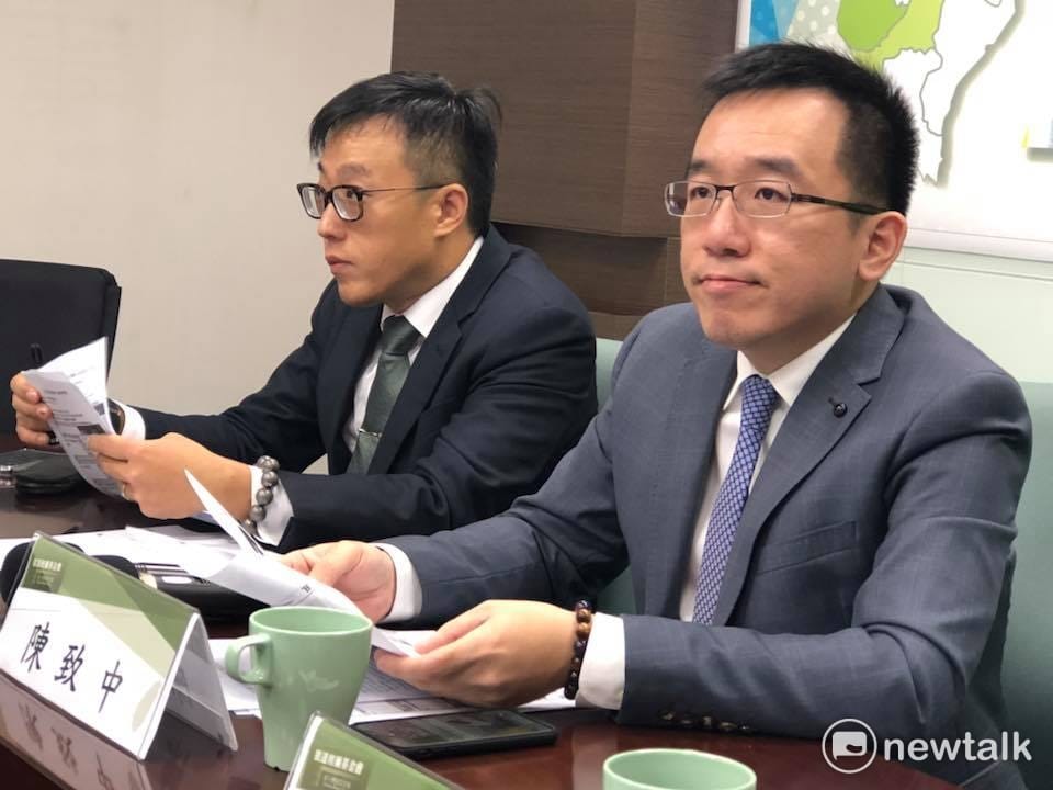 新台灣國策智庫今（15）日公布「六都市長就任三週年施政滿意度」最新民調，右為智庫執行長陳致中，左為趨勢民意調查公司總經理吳世昌。 圖：謝莉慧/攝