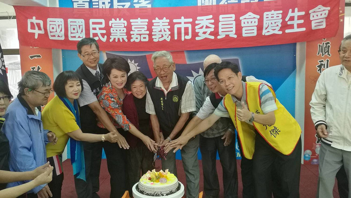 國民黨嘉義市委員會慶生會中，未見黃敏惠身影。 圖 : 李允傑競選團隊/提供