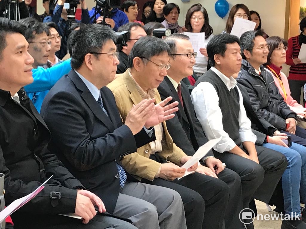 時代力量黨主席、立委黃國昌表示，不支持台北市長柯文哲的「兩岸一家親」。柯文哲今日說，台灣的政治光譜多元，從統到獨都有，所以時力反對是一定的。 圖：周煊惠 / 攝