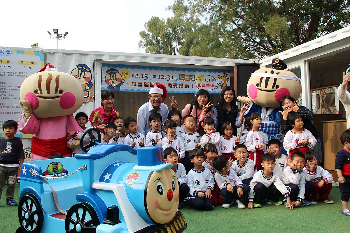 屏東縣府特別編列預算引進8台蔥寶小火車，軌道鋪設圍繞屏東公園大草原，全長約160公尺，每搭乘一趟平均約3-4分鐘。 圖 : 屏東縣政府/提供