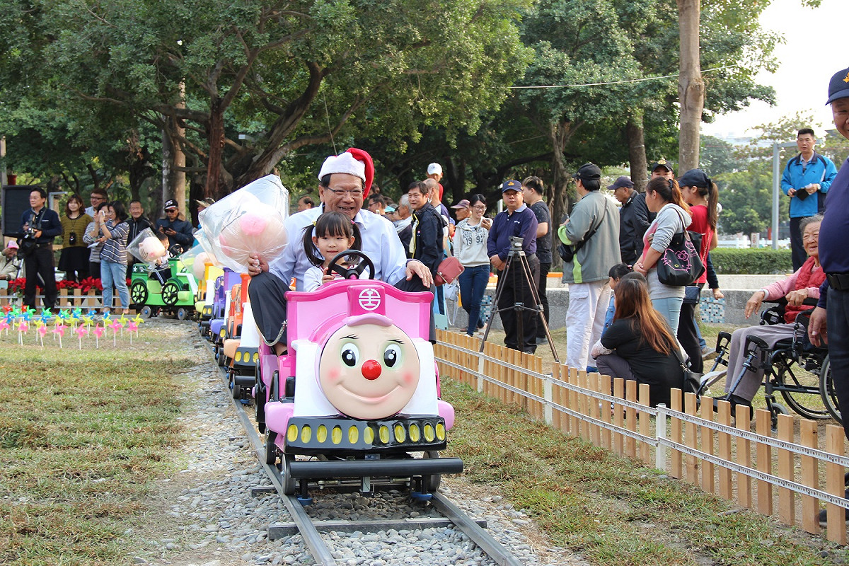 屏東縣長潘孟安與小朋友共同試乘小火車。 圖 : 屏東縣政府/提供