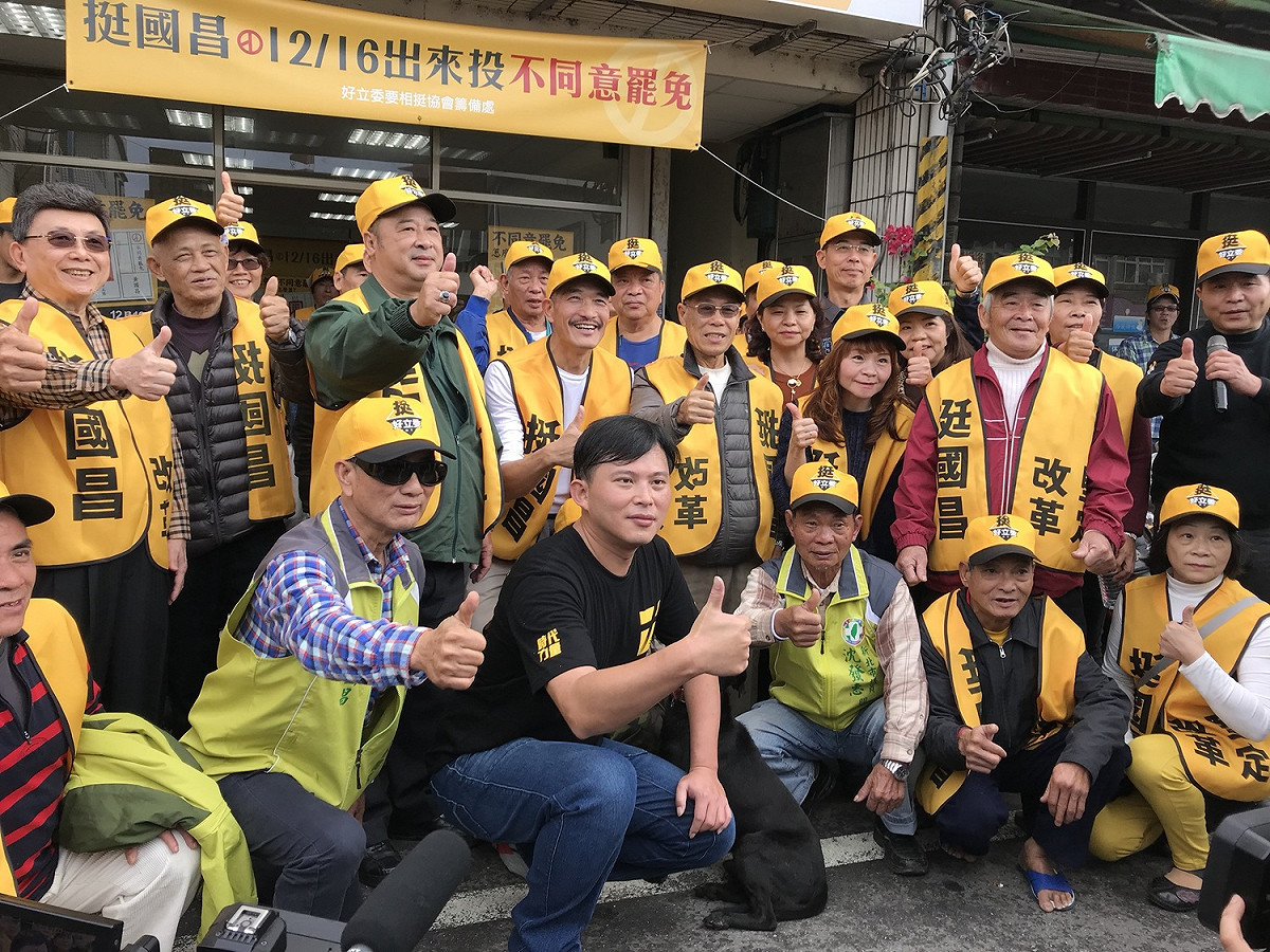 時代力量立委黃國昌罷免案投票倒數一天，黃國昌今（15）日與時力團隊一早前往金山、萬里掃街。 圖：黃國昌辦公室/提供