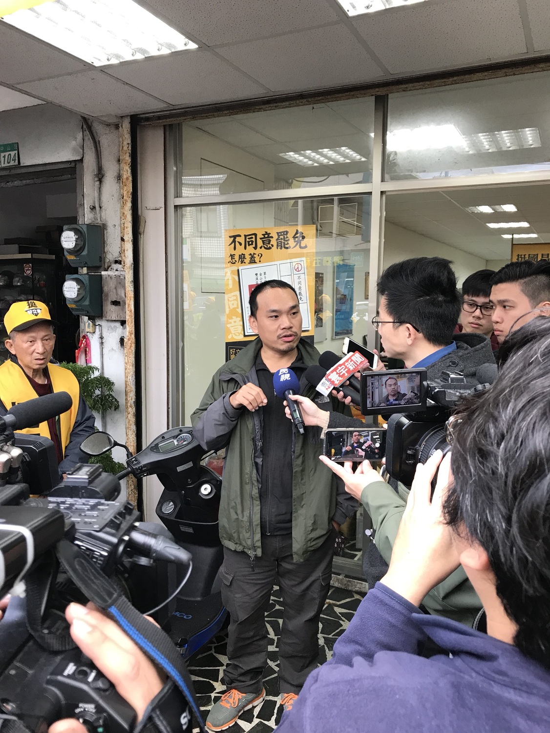 時代力量立委黃國昌罷免案投票倒數一天，黃國昌今（15）日與時力團隊一早前往金山、萬里掃街 圖：黃國昌辦公室/提供