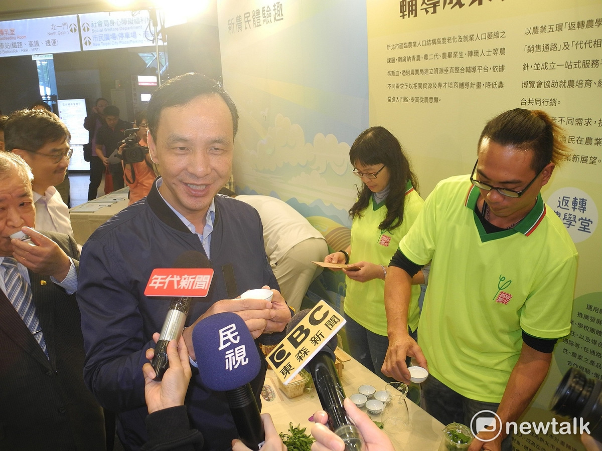 「新北市新農漁民輔導計畫」成果展連辦兩天，朱立倫品嘗青農的好茶。 圖：王峻昌/攝