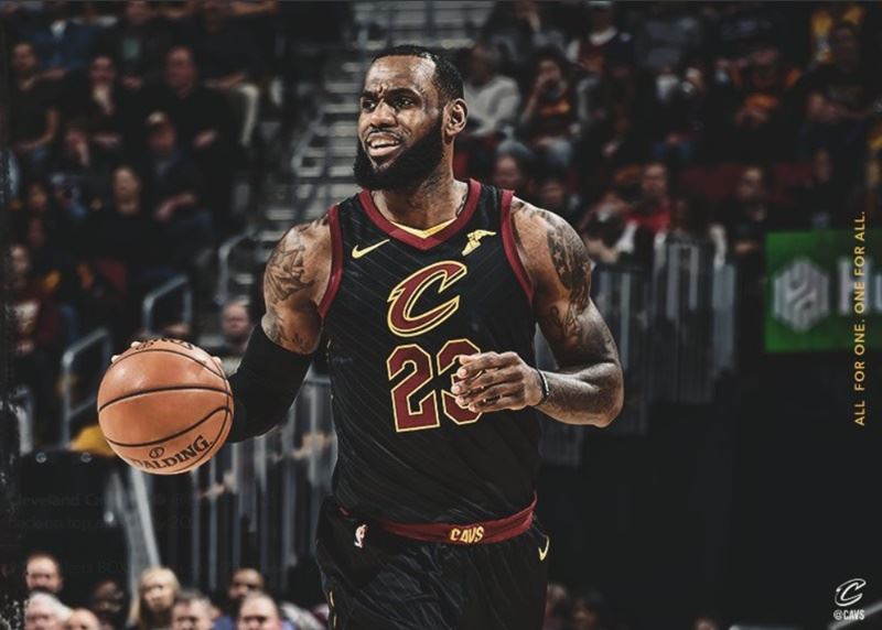 美國職籃NBA克里夫蘭騎士球星「詹皇」詹姆斯（LeBron James）今天在客場對聖安東尼奧馬刺，達成生涯第3萬分里程碑，成為NBA史上第7人也是最年輕的3萬分得主。 圖 : 取自克里夫蘭騎士隊推特twitter.com