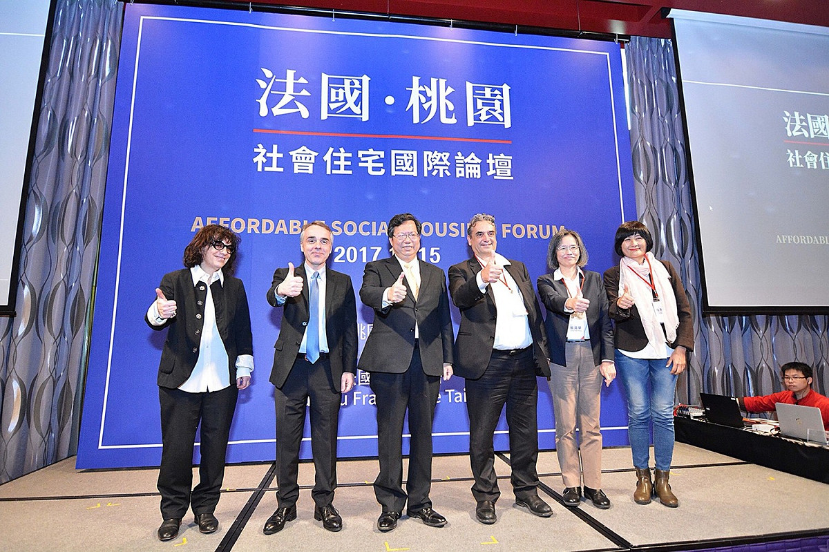 桃園市長鄭文燦今（15）日上午前往A8福容飯店，出席「法國‧桃園 社會住宅國際論壇」。鄭文燦表示，法國發展社會住宅的經驗已超過30年，社會住宅比例已達17%，法國推動社會住宅的經驗非常值得台灣參考。 圖：桃園市政府／提供
