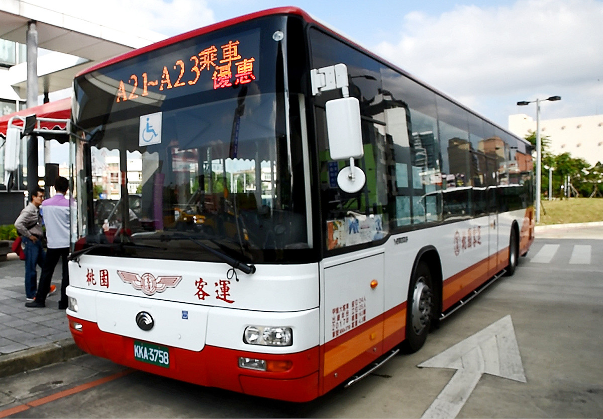 機捷中壢延伸線後續的A22老街溪站、A23中壢車站工程，交通部預計115年完工通車。為了先培養大眾運輸能量，讓市民在捷運尚未通車前熟悉路線，進而提升未來捷運使用率。 圖：桃園市政府／提供