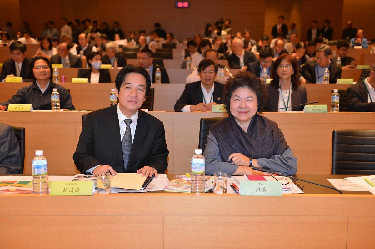 高雄市長陳菊與行政院長賴清德一同出席今(15)日「中央與地方落實前瞻基礎建設暨長期照顧業務座談會」。 圖：取自陳菊臉書