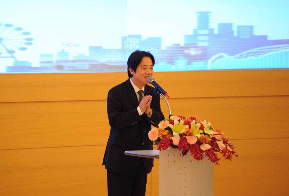 賴清德大讚陳菊，說陳菊這幾年擔任高雄市長，用心市政，從市民對高雄市的認同度始終超過80%，就可以看到市民對陳菊的肯定與愛戴。並帶領高市府用心打拼、全力投入下，現在的高雄已經改變成一個持續進步中的國際大都會，未來更會是帶領南台灣繁榮進步的火車頭。 圖：取自賴清德臉書