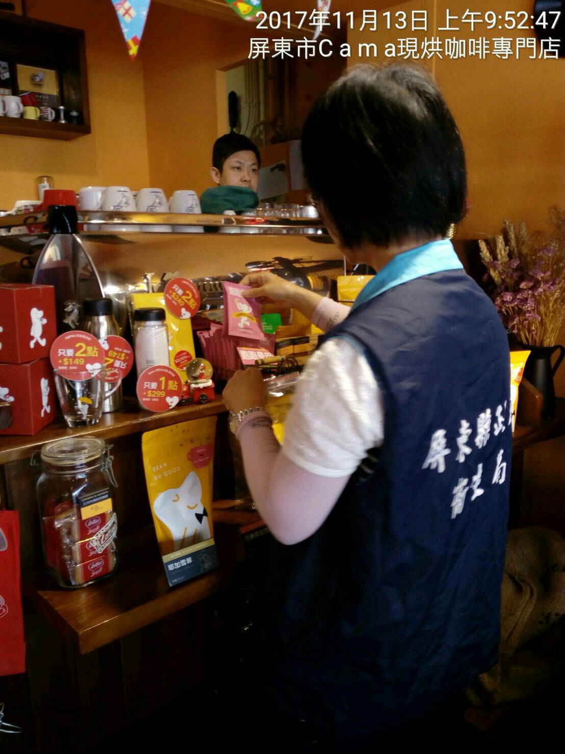 屏東縣政府衛生局人員抽驗地方特產食品安全。 圖 :  屏東縣政府/提供