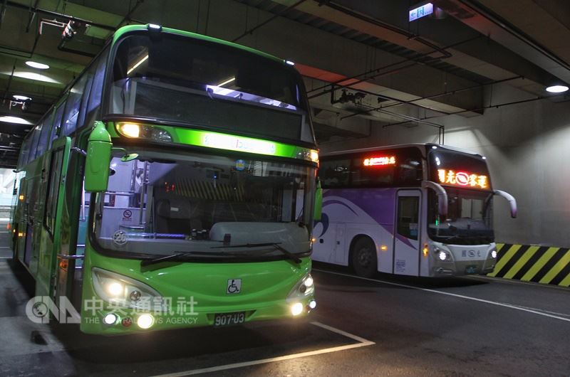 公路總局表示，這次元旦假期國道客運優惠平均仍是票價85折，但路線範圍擴大，從以往86條增至101條，有14家業者參與。 圖 : 中央社