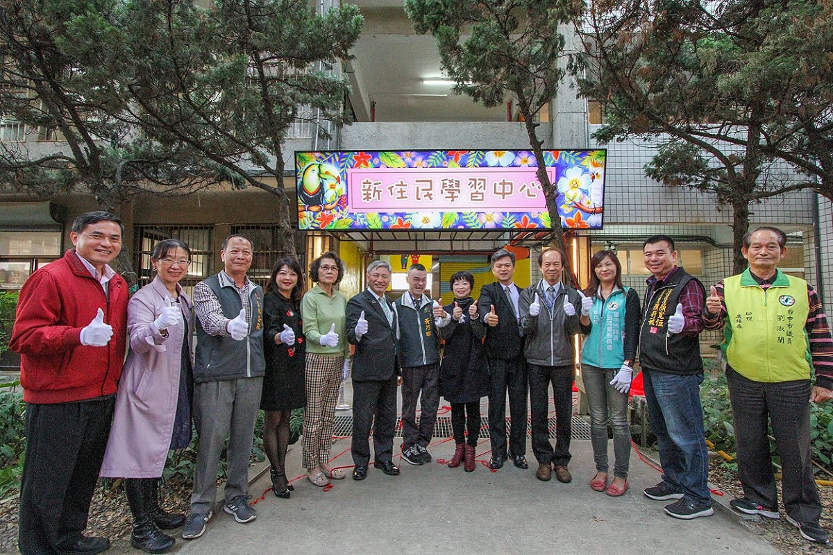 台中市第4所新住民學習中心今(15)日在大肚區大道國中舉辦揭牌啟用，採取策略聯盟方式，結合附近4所國小及1間民間團體，提供語文學習、人文鄉土、家庭教育、法令常識、多元培力及其他領域等6大領域課程。 圖：台中市政府／提供