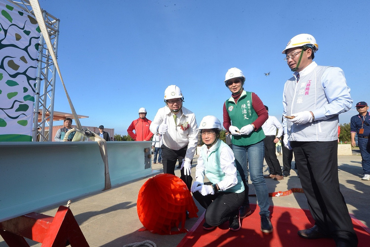 桃園市長鄭文燦今（15）日下午前往新屋農博基地，出席「桃園農業博覽會─綠色方舟展覽館新建統包工程」上梁典禮。 圖：桃園市政府／提供