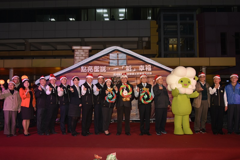 雲林縣長李進勇今(15)晚在縣府親民廣場帶著一級主管共同點亮聖誕樹，希望傳遞充滿愛、溫暖、祝福的過節氣氛給每一位縣民。 圖：雲林縣政府提供