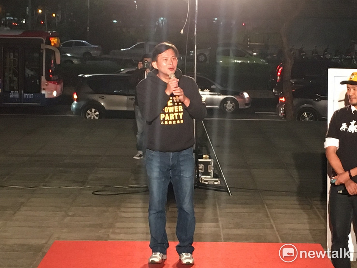 黃國昌向選民喊話，「用堅定的腳步，和緩的語氣，堅定的微笑，明天一起出來投票。」 圖：黃韋銓/攝