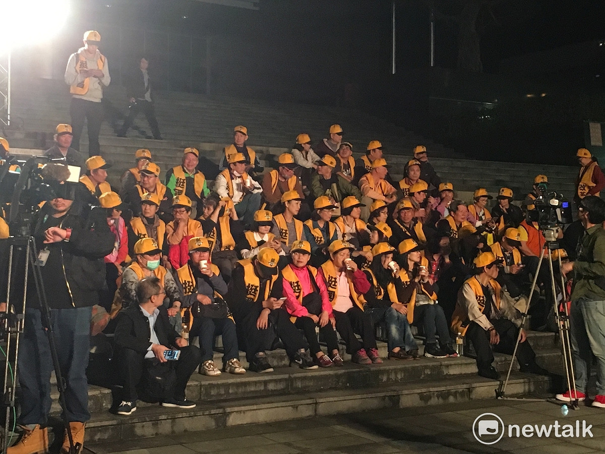 支持黃國昌的選民在汐止區公所前集合。 圖：黃韋銓/攝