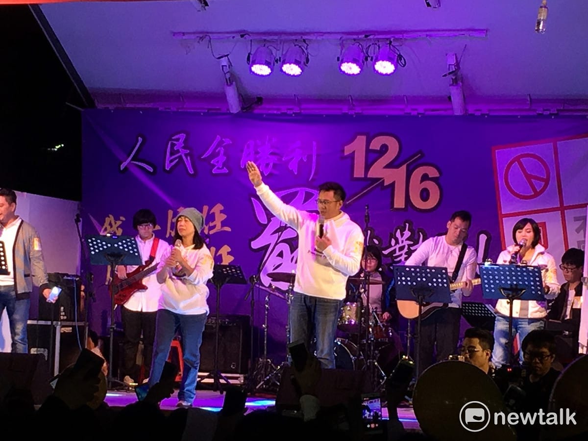 安定力量秘書長游信義擔任主持人，帶著台下民眾唱著改編的罷昌之歌，有民眾隨音樂起舞，儼然像場同樂會。 圖：黃韋銓/攝