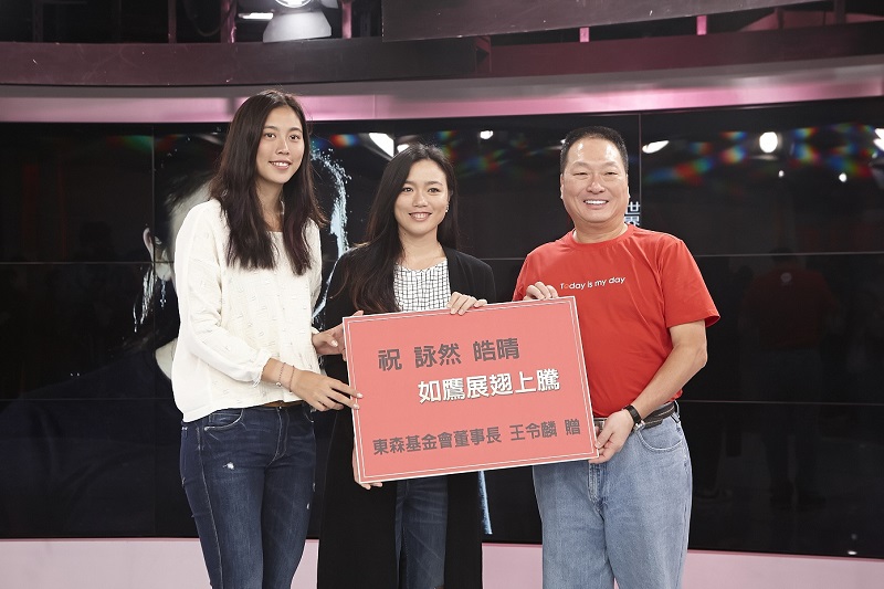 王令麟(右1)頒發獎助學金鼓勵網壇女將詹詠然(中)與詹皓晴(左)姐妹，這是東森慈善金會第15年支持詹氏姊妹。 圖：東森慈善基金會/提供