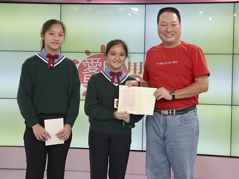 王令麟與2012年探望過的小女孩桃園復興鄉高義國小姜晶蕙(右)、范紫芸(左)重逢，如今已經就讀國三，特別北上表達對東森爸爸的感謝。 圖：東森慈善基金會/提供